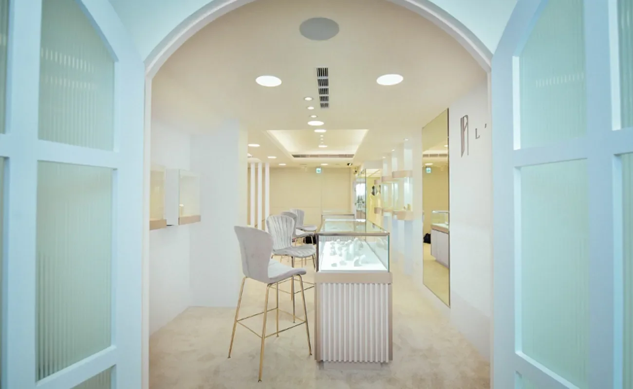 極簡自然風婚禮流行，婚戒依舊不能少！